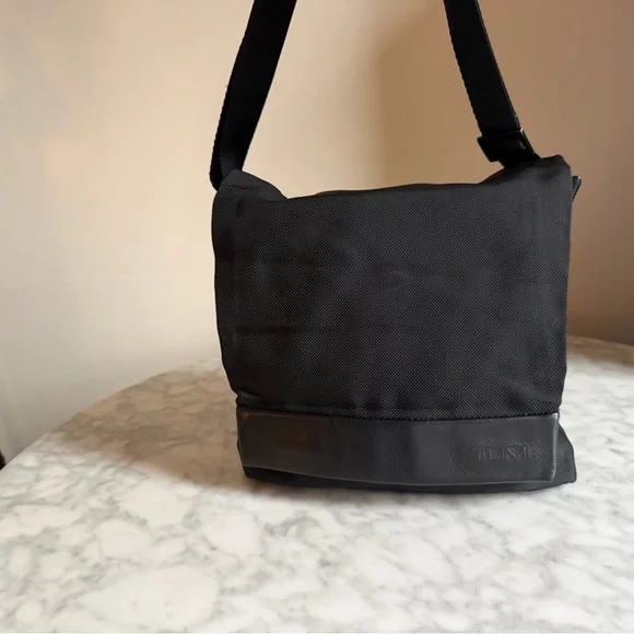 Men's TUMI Black Crossbody Laptop Messenger Bag Leather and Nylon Magnetic Close - Picture 2 of 9